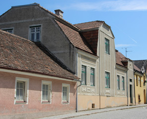 Häuserzeile in einem Dorf.