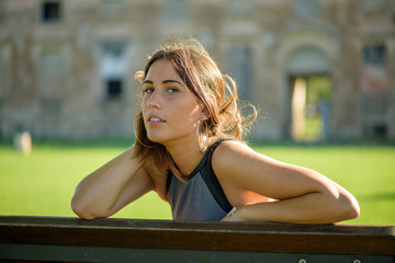 Bella modella posa con sorriso e abito estivo