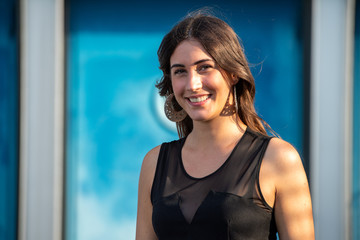 Giovane modella ritratto con sorriso 