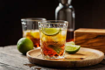 Strong golden rum with lime and ice - obrazy, fototapety, plakaty