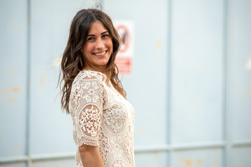 Modella abito estivo grande sorriso