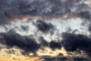 dramatische Wolken, blauer Himmel, wechselndes Wetter