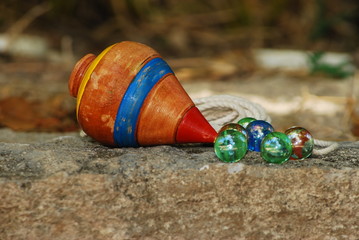 El trompo y las Chibolas. Juegos tradicionales de El Salvador