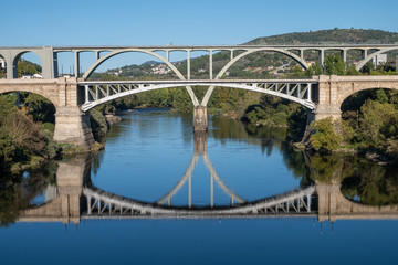 Fototapeta na wymiar Rio Miño a su paso por la ciudad de Ourense, Galicia. España.
