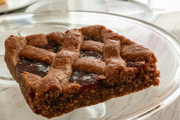 Linzer Torte auf einem Glas Teller