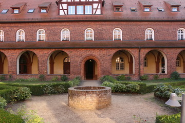 Historisches Gebäude und Kreuzgang auf dem Gelände von Kloster Lehnin in Brandenburg