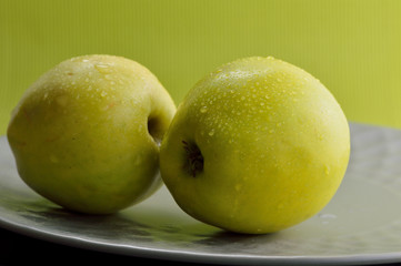Fototapeta na wymiar Fresh yellow apples. Wash apples in water.