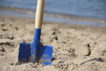 Schaufel am Strand 