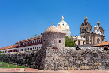 Fototapeta na wymiar Las murallas de Cartagena de India Colombia y iglesias de construcción colonial