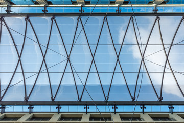 Glasdach im Detail als moderne Art der Überdachung eines Innenhofes