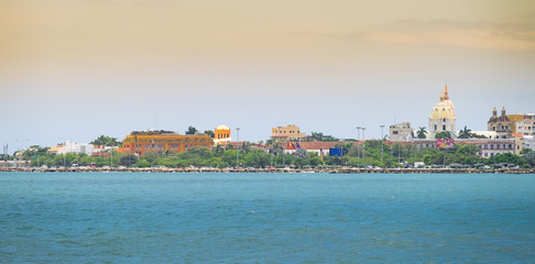 Panorámica de la ciudad de Cartagena Colombia en el atardecer, se puede ver parte de la muralla y algunas iglesias