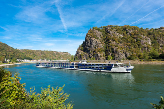 An excursion boat passes the Lorelei rock on the river Rhine. UNESCO World Heritage Site, Sankt Goarshausen, Rhineland-Palatinate, Germany, Europe
