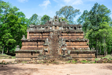 Fototapeta premium a temple in the forest at angkor wat temple complex
