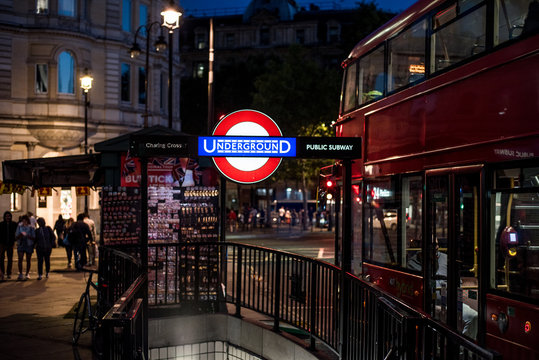 Wejście do stacji metra Piccadilly Circus w centrum Londynu. 