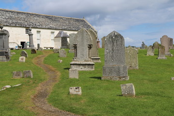 Friedhof und Kirche in Schottland