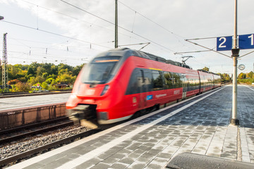 Fototapeta premium Pociąg odjeżdża