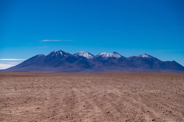 llanura del salar de Uyuni Bolivia Sur America con montañas de fondo