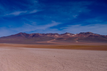 Fototapeta na wymiar llanura del salar de Uyuni Bolivia Sur America con montañas de fondo