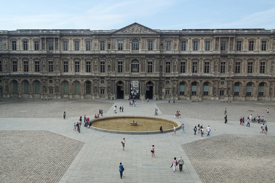 PARIGI, IL LOUVRE