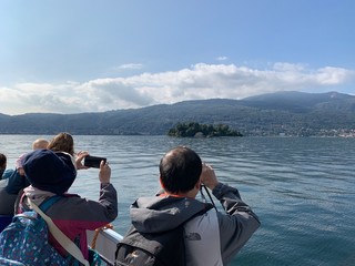 Fototapeta premium Touristen fotografieren die Isola madre auf dem Lago Maggiore in Italien