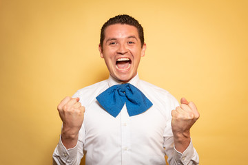 Retrato Hombre Mexicano charro Joven celebrando grito emoción
