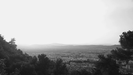 Fototapeta na wymiar Fotografía en blanco y negro desde lo alto de Xátiva