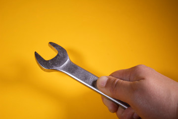 Combination wrench, this manual tool that is used to tighten bolted elements using screws or nuts with hexagonal heads mainly.