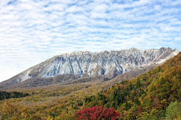鳥取県の鍵掛峠から見た秋の大山南壁