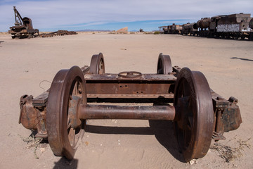 rueda y ejes de un tren en el cementerio de trenes en Uyuni Bolivia