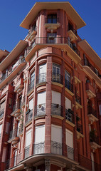 Edificio rojo de las calles de Madrid