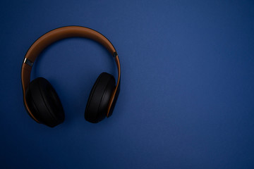 bluetooth kopfhoerer auf blauem hintergrund - wireless headset on marineblue background