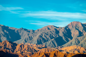 Montañas con formas y contrastes de sombras