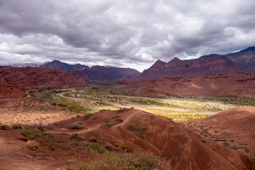 Montañas rocosas de diferentes tonalidades de marrón, conocidas como la paleta del pintor en el norte de Argentina Sur América