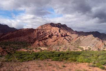 Montañas rocosas de diferentes tonalidades de marrón, conocidas como la paleta del pintor en el norte de Argentina Sur América