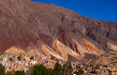 Montañas rocosas de diferentes tonalidades de marrón, conocidas como la paleta del pintor en el norte de Argentina Sur América