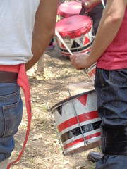 La batucada es un ritmo brasileño de influencias africanas, generalmente interpretado por un conjunto, conocido como bloco. Tiene estilo repetitivo y ritmo acelerado.