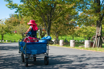 ワゴンをひく女の子