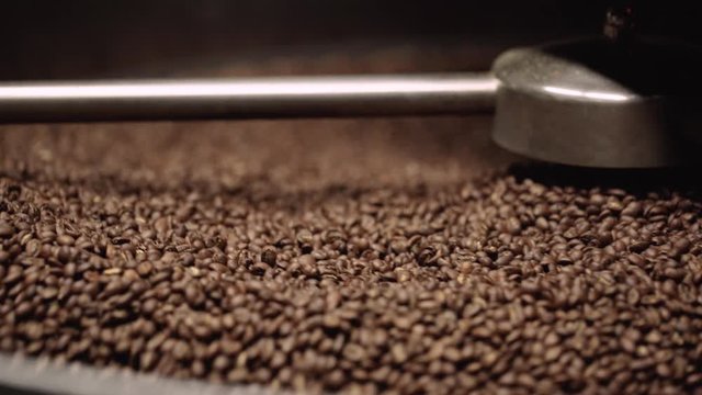 Mixing roasted coffee (Horneado de caf&eacute;)
