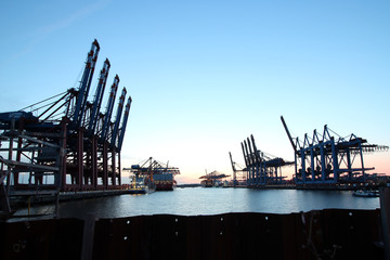Fototapeta na wymiar Hamburger Hafen bei Abenddämmerung / Sonnenuntergang