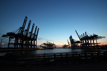 Hamburger Hafen bei Abenddämmerung / Sonnenuntergang