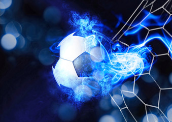 ゴールネットを突き破るサッカーボール © k_yu