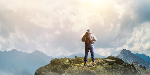 Obraz premium Travelling tourist with his backpack