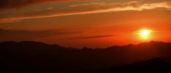Fototapeta na wymiar 大台ケ原山でみた幻想的な夕焼けの情景