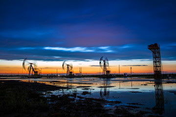 Obraz premium in the evening, oil pumps are running