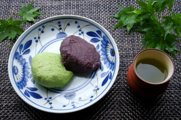 ずんだと小豆のおはぎと緑茶