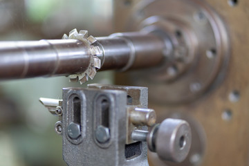 Cutting parts with a horizontal milling machine 