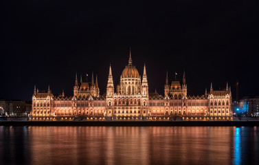 Obraz premium Budapest Parliament building during night