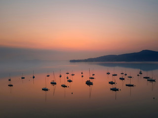 Naklejka premium Early Morning Sunrise on a Lake