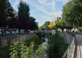 Curso de un río a su paso por una ciudad.