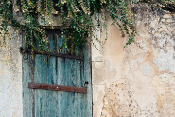 une vieille porte bleue en bois usée. Une ancienne porte en bois abandonnée. Une porte en bois défraichie. 